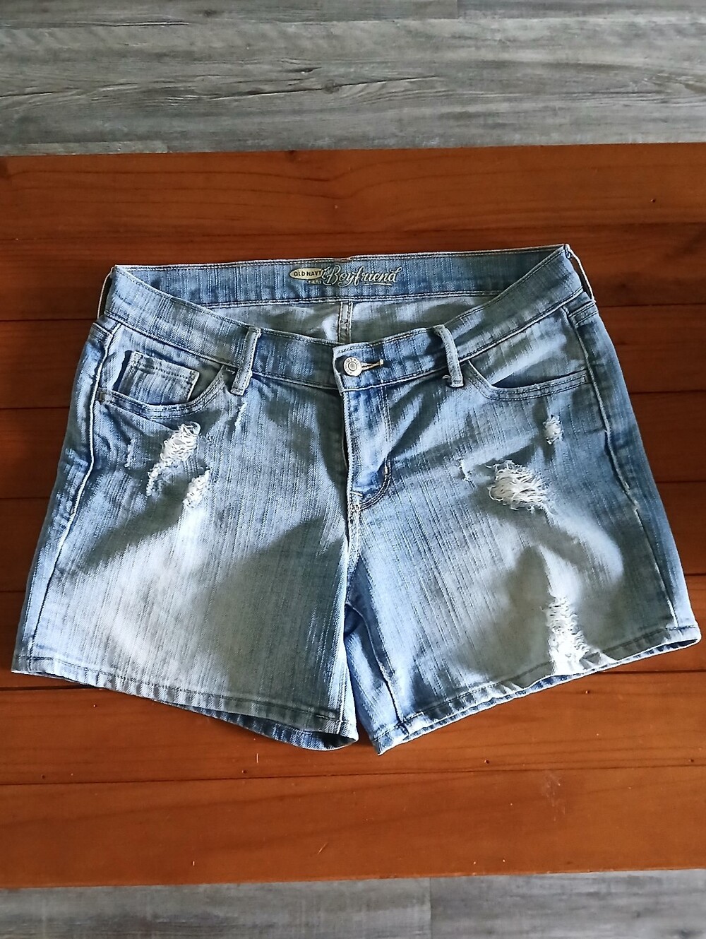 Ladies Old Navy Boyfriend Denim Light Blue Jean Shorts Distressed 4
